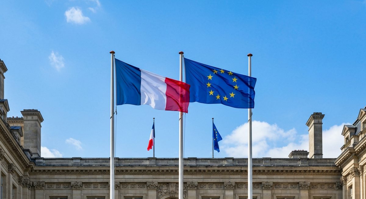 Drapeaux français et européen côte à côte devant un bâtiment officiel